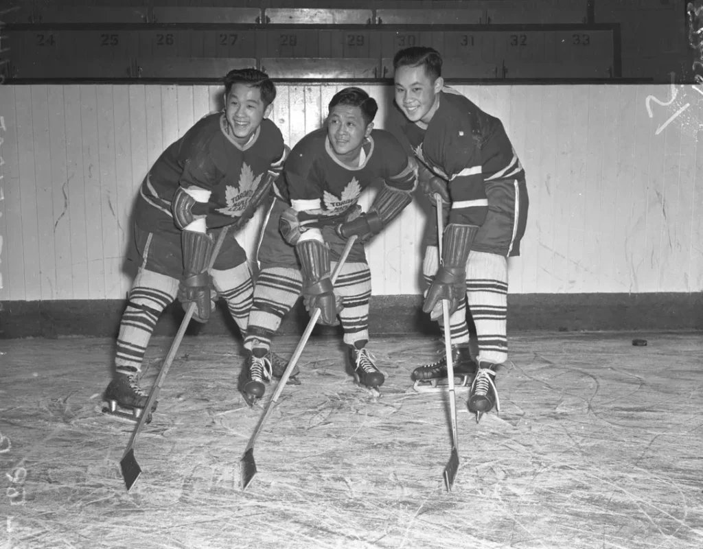Septembre 1944 : Les frères Chin sont invités au camp d’entraînement des Toronto Maple Leafs