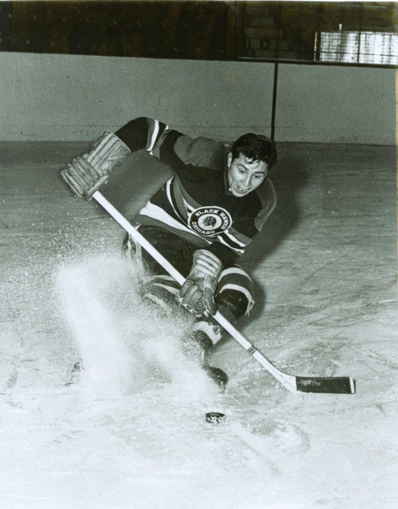 20 novembre 1953 : Fred Sasakamoose, longtemps considéré comme le premier joueur autochtone de la LNH, fait ses débuts dans la LNH.