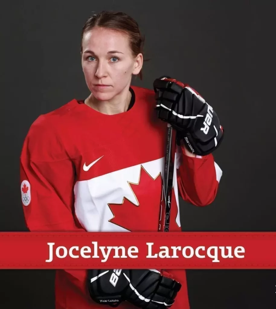 Février 2014 : Jocelyne Larocque, première joueuse autochtone à faire partie d’une équipe olympique de hockey au Canada.
