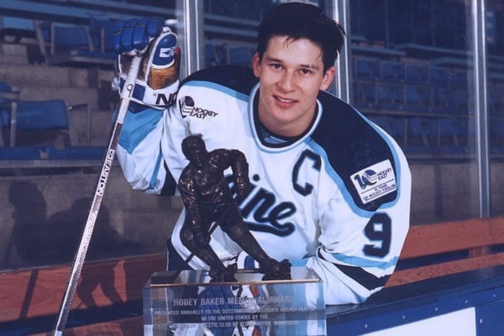 2 avril 1993 : Paul Kariya est le premier joueur d’origine asiatique à remporter le prix Hobey Baker en tant que meilleur joueur de hockey masculin de la NCAA.