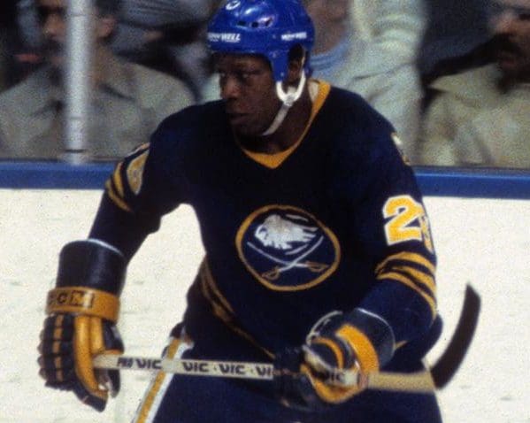 1er novembre 1981 : Val James devient le premier joueur noir né aux États-Unis à jouer dans la LNH