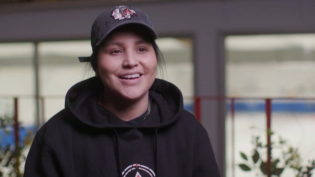 Octobre 2021 : Brigette Lacquette devient la première découvreuse autochtonnes pour une équipe dans la LNH