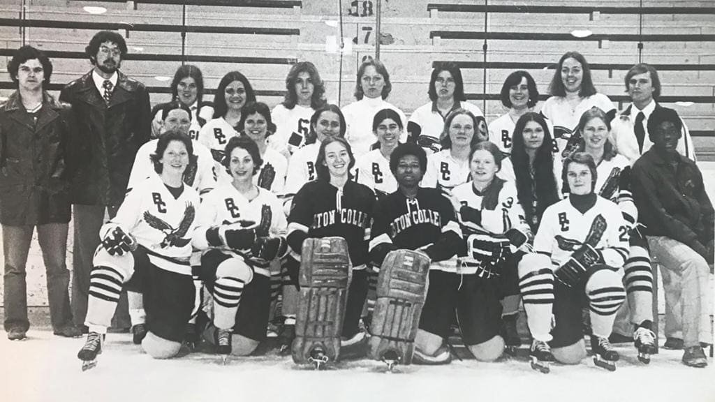 1973 : Doxie McCoy- gardienne de but pour la première équipe de hockey féminin du Collège de Boston